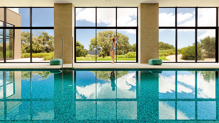 Panorama-Hallenbad  in Mallorcas “Carrossa Resort“ im Nordosten der Insel (©Foto: Flycam Media - Christian Arndt)